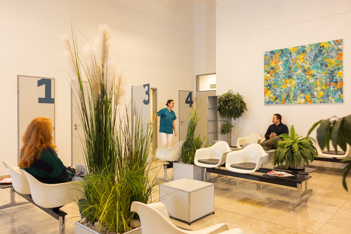 Patient sitzt im Wartezimmer