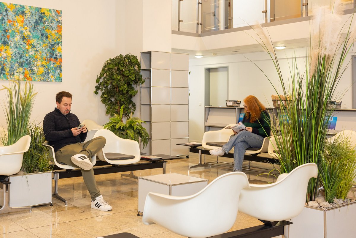 Patient sitzt im Wartezimmer